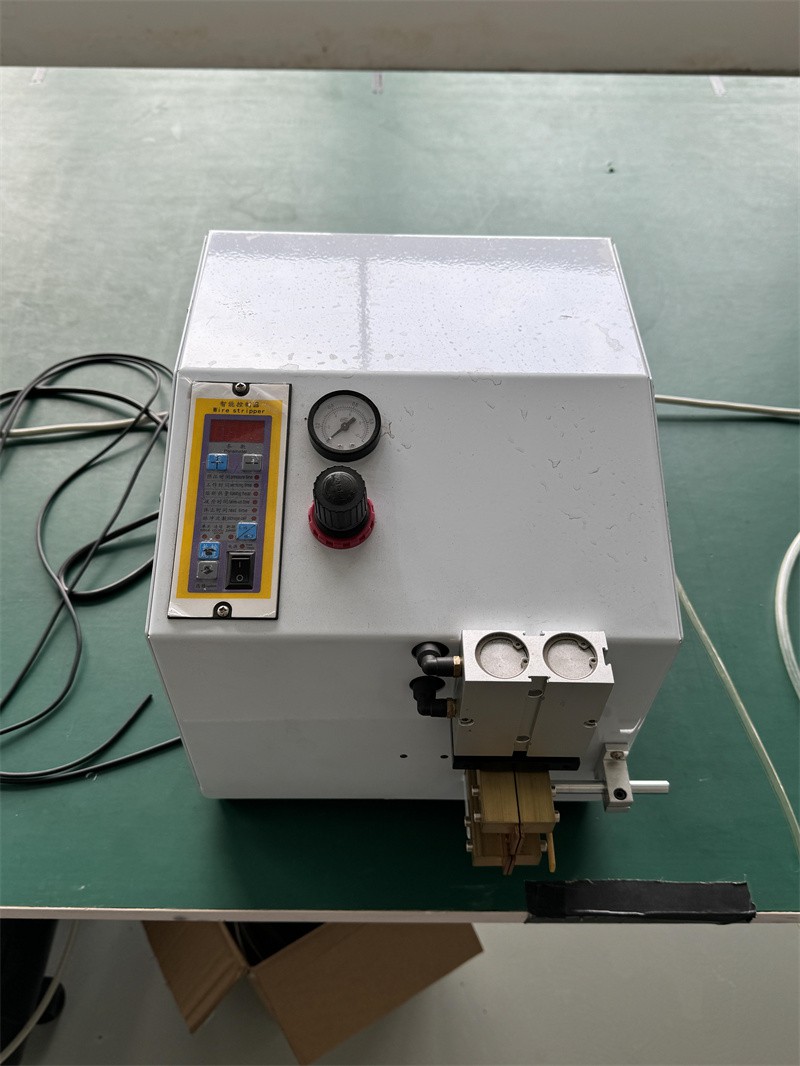 Wire stripping machine Wire stripping machine